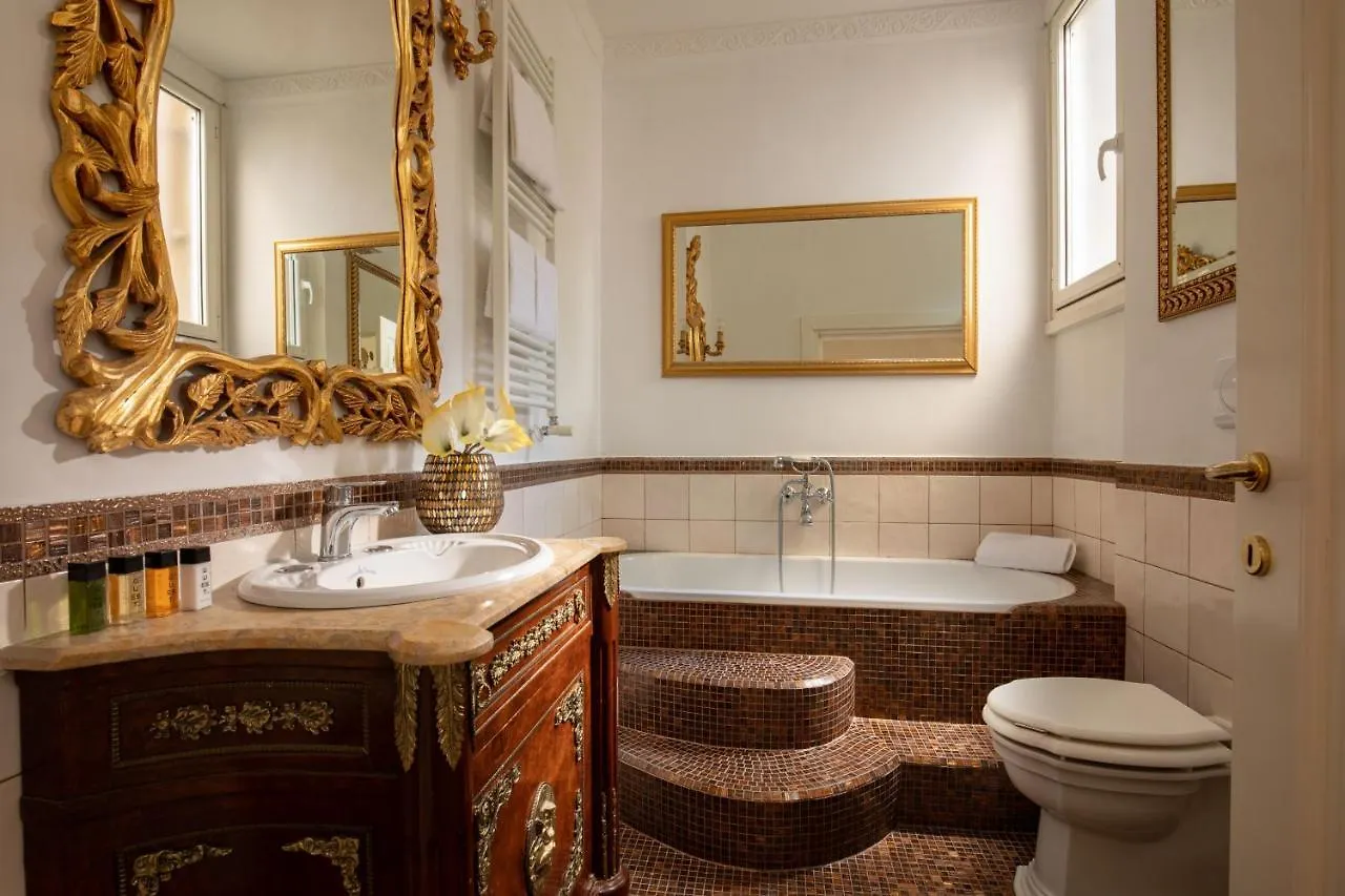 Condotti Corner Apartment Piazza Di Spagna Rome Italy