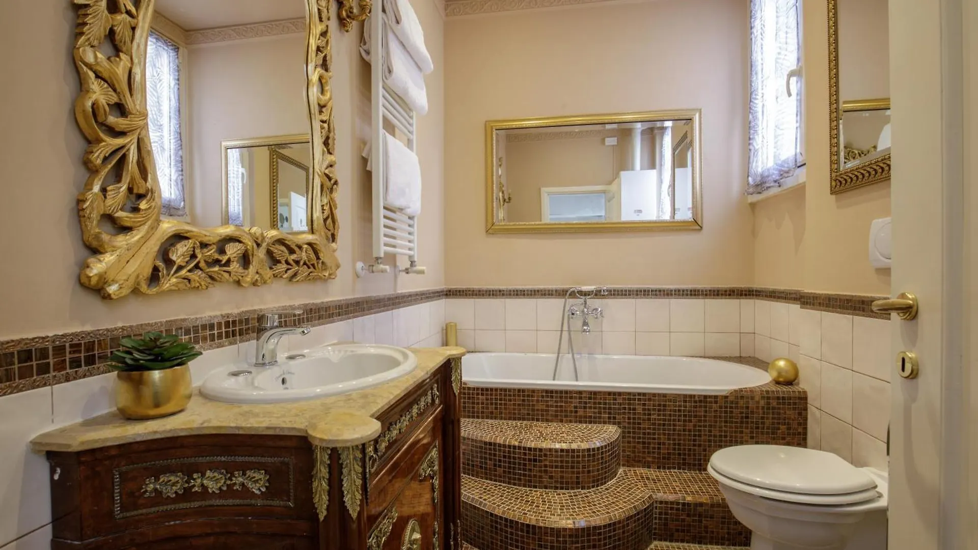 Condotti Corner Apartment Piazza Di Spagna Rome Italy