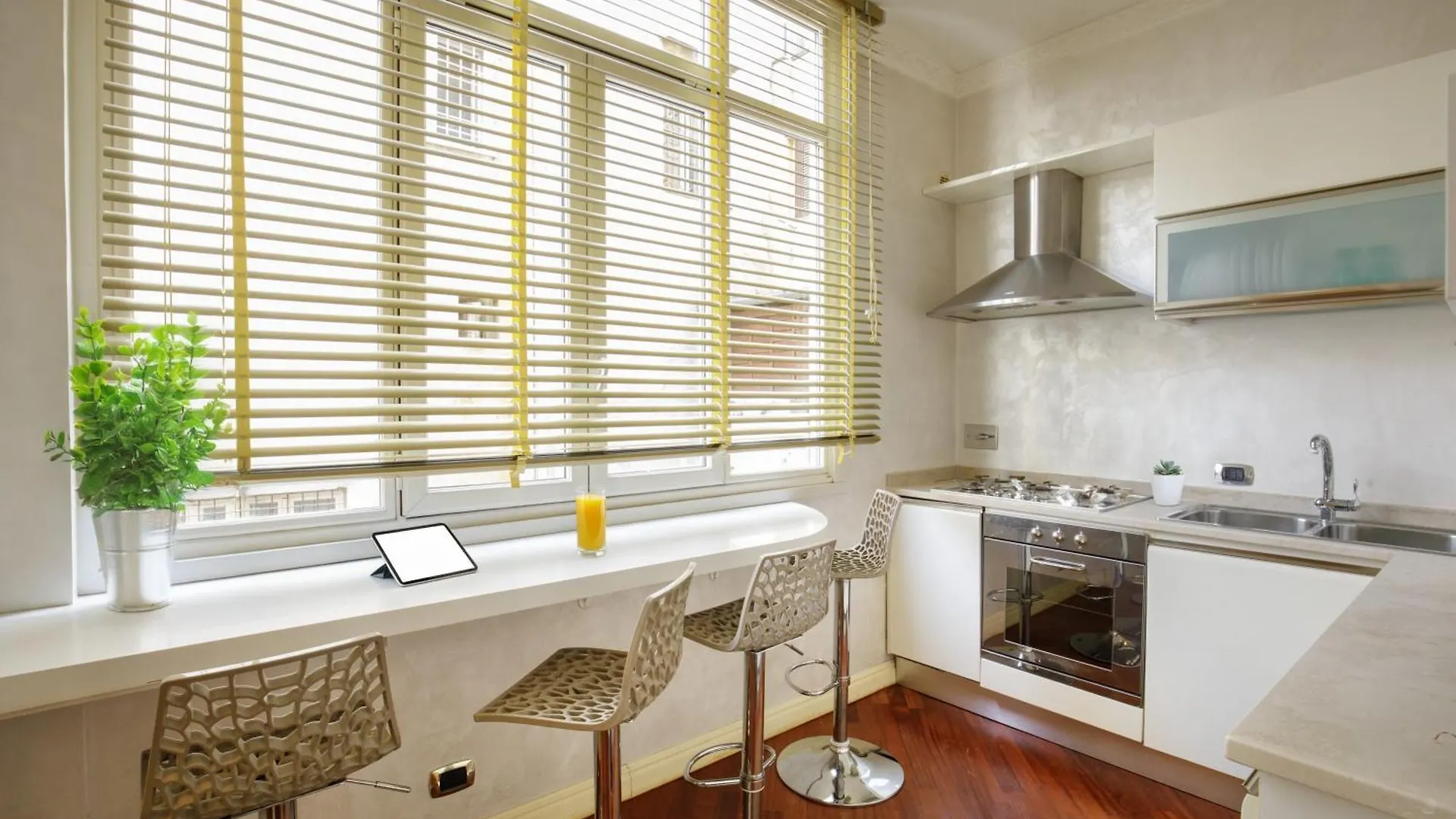 Condotti Corner Apartment Piazza Di Spagna Rome Italy