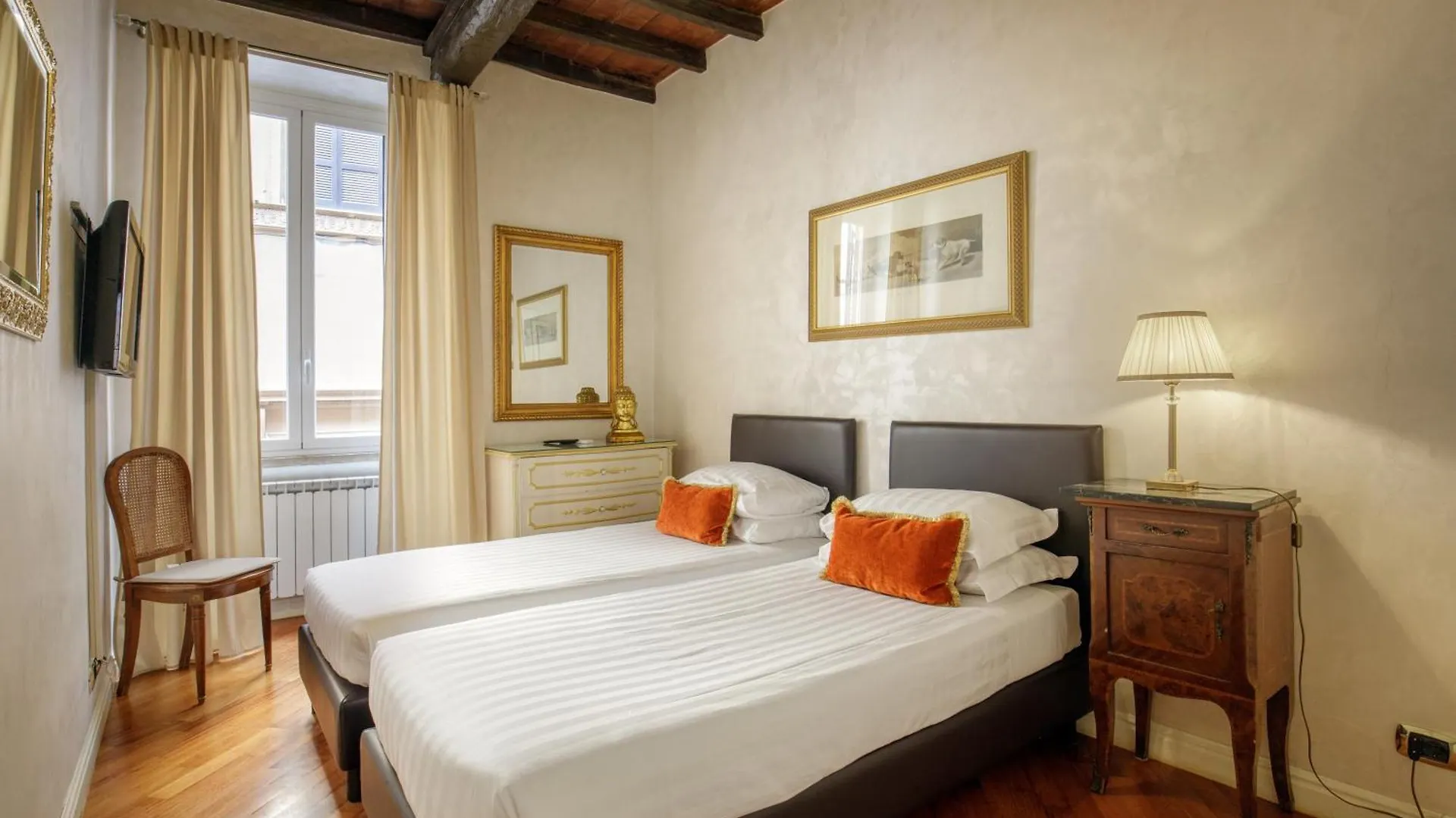 Condotti Corner Apartment Piazza Di Spagna Rome